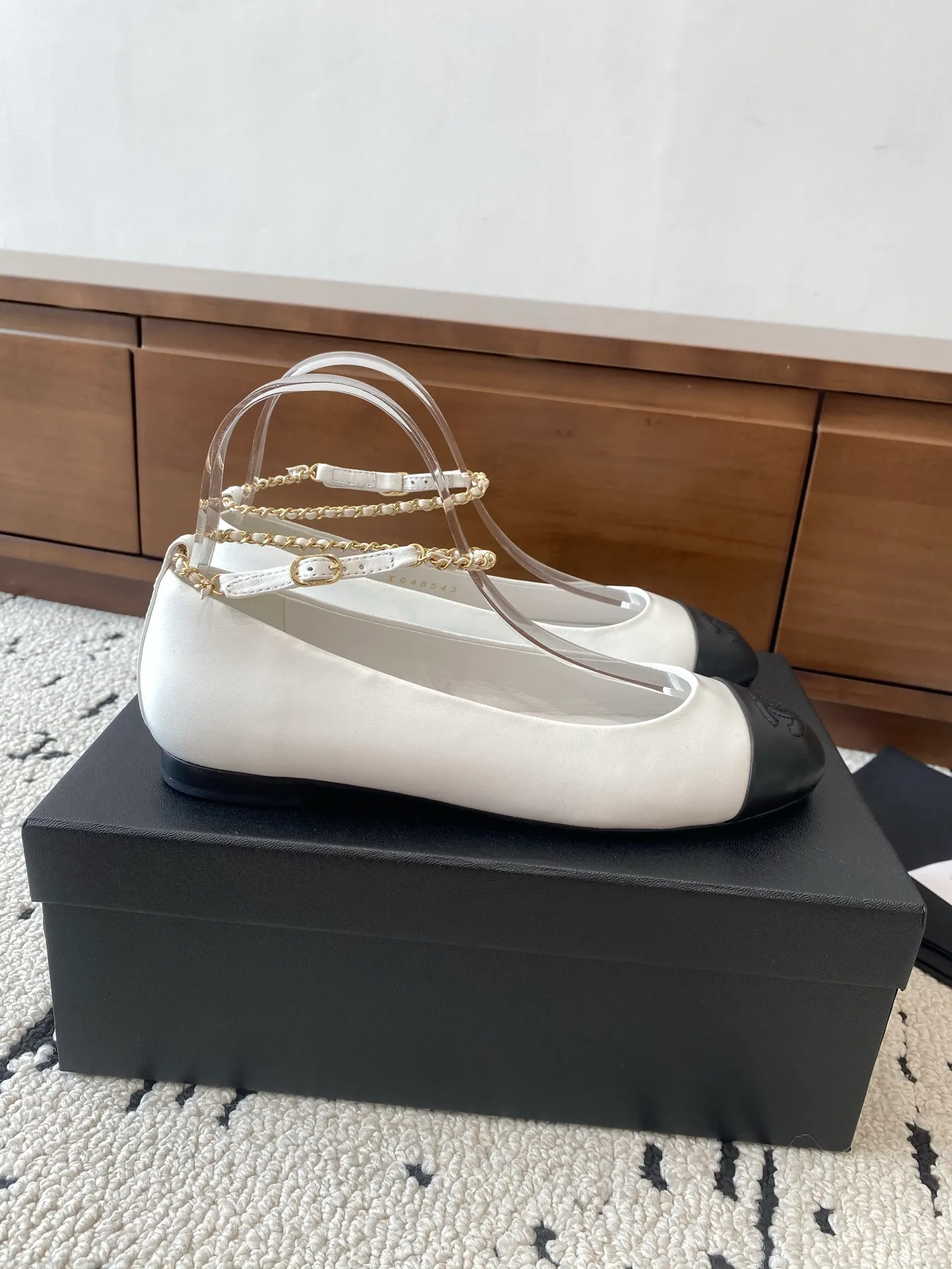 👟👟Ex-factory price 580👟👟 🍀CHANEL2025 new autumn and winter model, Mary Jane leather Chanel Xiaoxiang C home flat classic metal chain shoes Comfortable Mary Jane shoes Catwalk advanced ready-to-wear customization, simple yet sweet and playful Solid color fabric is refreshing and easy to wear Buckle design shoes are more heeling Upper: Customized sheepskin Inner foot pad: sheepskin Sole: Italian leather sole Size: 35-40 (40 customization is non-refundable) 👉 👉 Buy now👉 Buy now👉
